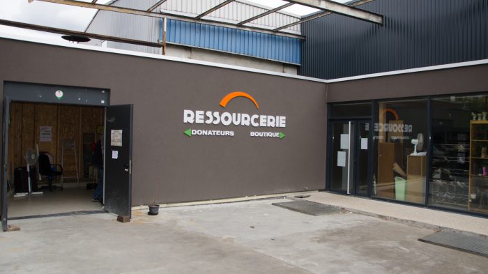 Lettres relief du logo de la Ressourcerie, magasin responsable de l'association Horizon