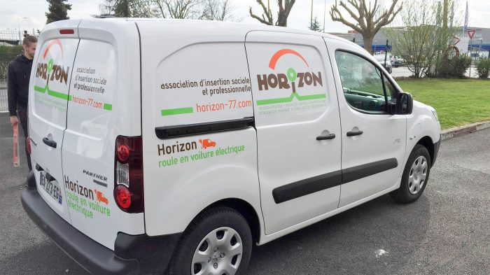 Marquage de la voiture électrique de l'association Horizon de Meaux