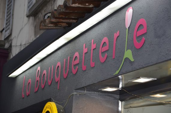 Création et pose de l'enseigne pour la boutique La Bouquetterie à Coulommiers
