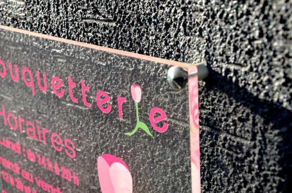 Création et pose de plaque en plexiglass pour la boutique La Bouquetterie à Coulommiers