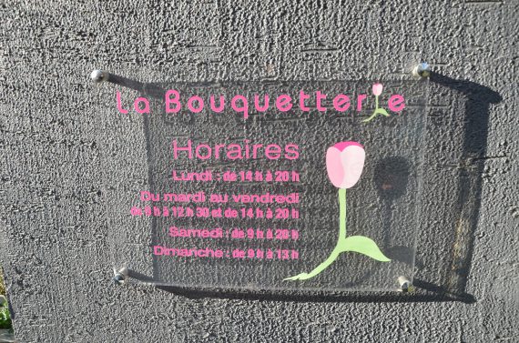 Création et pose de plaque en plexiglass pour la boutique La Bouquetterie à Coulommiers