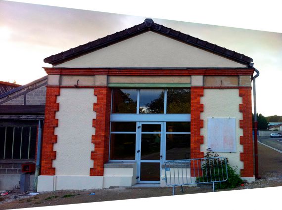 Création de l'enseigne pour la réhabilitation d'une ancienne usine de couverts en locaux et services municipaux. Usine avant enseigne