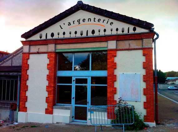 Création de l'enseigne pour la réhabilitation d'une ancienne usine de couverts en locaux et services municipaux.