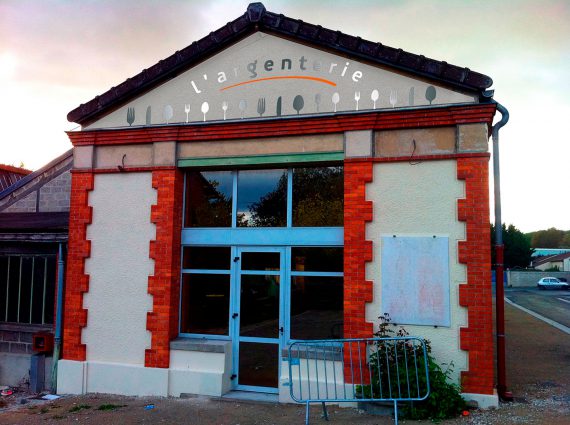 Création de l'enseigne pour la réhabilitation d'une ancienne usine de couverts en locaux et services municipaux.