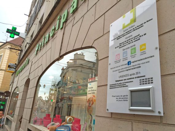 panneau d’horaires de la Pharmacie Principale de Coulommiers