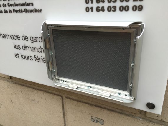 panneau d’horaires de la Pharmacie Principale de Coulommiers zoom cadre ouvert