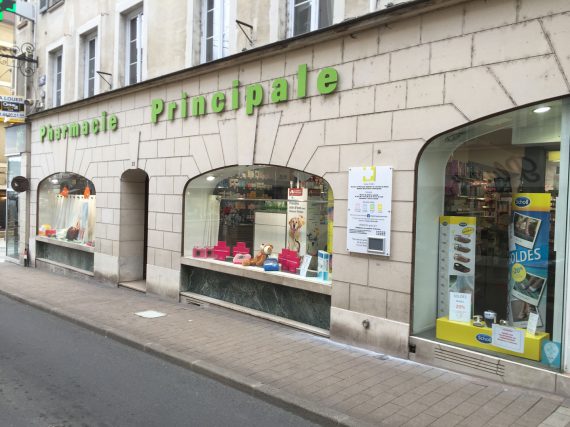 panneau d’horaires de la Pharmacie Principale de Coulommiers vue d'ensemble