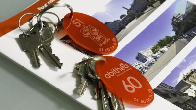 Porte-clés abithéa réalisés avec une gravure laser et une découpe laser sur un pvc rouge
