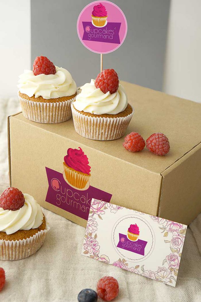 Packaging personnalisé avec le logo Cupcakes’Gourmand, carte de visite et logo de la pâtissière Johana Lemeunier
