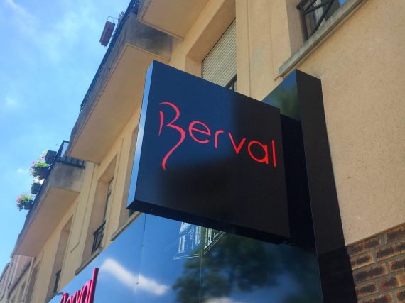 Enseigne drapeau de maisons Berval à Ozoir-la-Ferrière