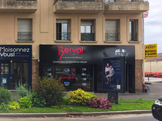 Enseigne de maisons Berval à Ozoir-la-Ferrière avec tôle de recouvrement et éclairage en lettres relief LED