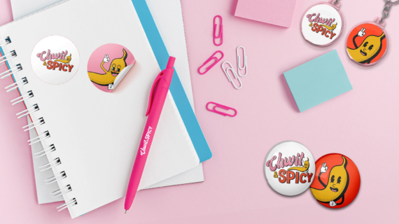 Mise en situation de plusieurs goodies pour Chwit & Spicy